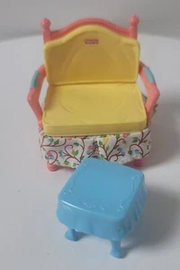 Falda de flores y mesa azul silla rosa y amarilla Fisher Price Loving Family - Imagen 1 de 8