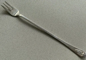 1 Long Handle Pickle Olive Fork Silverplate Heraldic International 1916 Mono B R - Picture 1 of 3