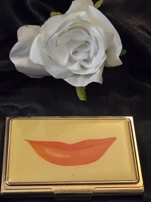 Usado en excelente estado Kate Spade New York Lenox Metal Snap Happy Lips Portatarjetas de identificación/visita Foto 1 de 4