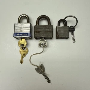 Lotto di 3 lucchetti Master Lock vintage con chiavi - n. 3, n. 223, n. 105 057 - Foto 1 di 7
