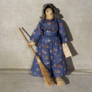 "Muñeca de tela arte popular primitivo hecha a mano de 10"" con escoba y etiqueta - decoración rural" - Imagen 1 de 5