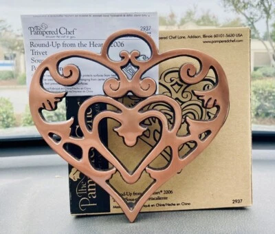 NUEVO Pampered Chef Round-Up from the Heart 2006 Trivet 2937 hierro fundido coleccionable Foto 1 de 4