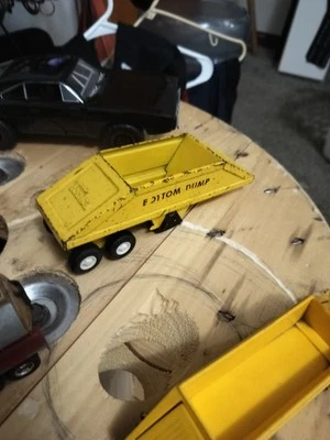 Coches y camiones de juguete antiguos Foto 1 de 4