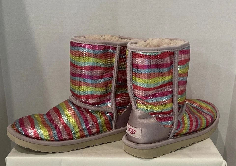 Botas curtas UGG Classic 1102717K infantil tamanho 4 lantejoulas listras arco-íris multicoloridas - Imagem 1 de 1