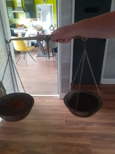 antik messing? Waage mit gehämmerten Wiegetöpfen - Bild 1 von 10