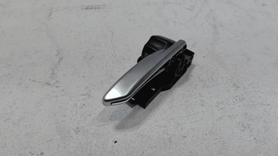 Toyota RAV4 2019-2025 puerta del pasajero delantero o trasero interior manija interior OEM Foto 1 de 4