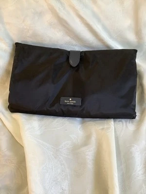 Almohadilla de viaje cambiadora de pañales para bebé Kate Spade New York negra plegable Foto 1 de 4