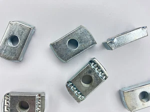 Tuerca de canal M10 fijación de puntal dentado 8 x 19 mm BZP acero varias cantidades - Imagen 1 de 1