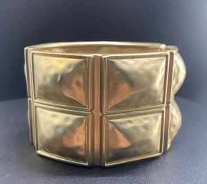 Designer Chicos Hinge Bracelet Fleur Cuff Gold Tone Matte Heavy Chunky New 6.75 - Picture 1 of 6