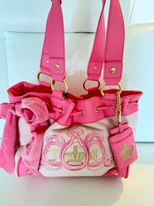 NUEVO CON ETIQUETAS BOLSO DE HOMBRO JUICY COUTURE JUICY LOVERS CLUB CON BILLETERA ROSA DIAMANTE - Imagen 1 de 7