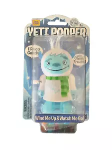 Treat Street Yeti Pooper Dispenser Caramelle da Passeggio Giocattolo Avvolgibile, 2 Colori Disponibili - Foto 1 di 14