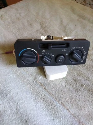 Unidad de control de temperatura Geo Prism 1999 Foto 1 de 2