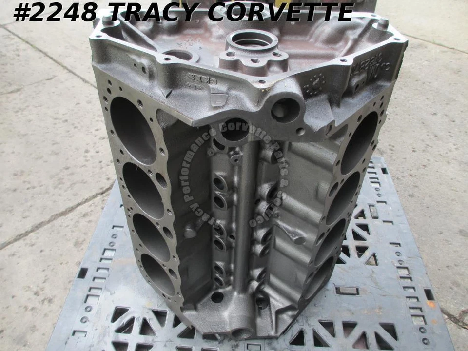 Chevy II Nova 1965-1967 usado 3862194 283 V-8 bloque desnudo con filtro de aceite empotrado Foto 1 de 4