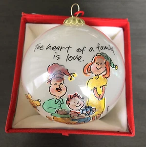 Sally Huss 2003 Adorno de Navidad pintado a mano El corazón de una familia es amor - Imagen 1 de 4