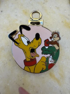 2025 Disney Pluto’s Christmas Tree Misterioso Ornamento Pin Pluto Dale LR Foto 1 de 2