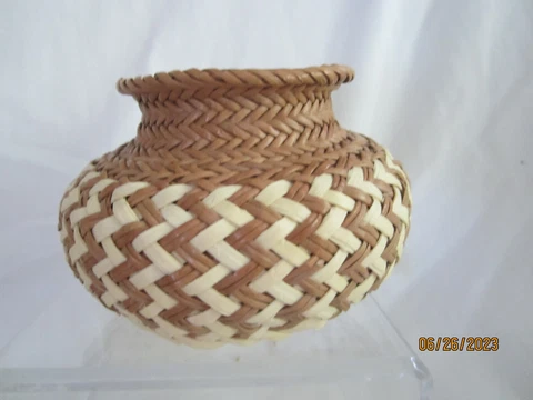 Vintage Hand Crafted Woven Pine Needle Basket Tribal Small Primitive ~Excellent Cover