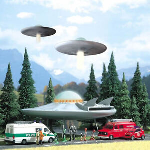 Busch 1010 HO Scale UFO Flying Saucer - Kit With Lights & 5 Alien Figures