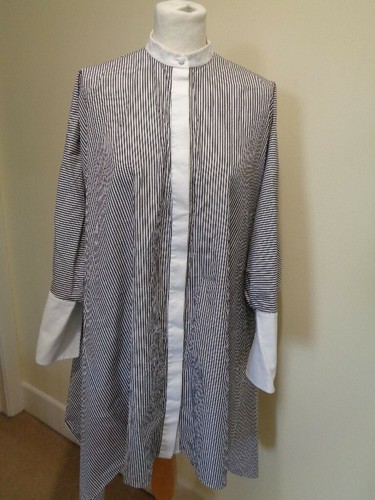 CAMICIA A RIGHE ALEXANDER MCQUEEN BIANCA E NERA CON DETTAGLI RIFINITURE BIANCHE TAGLIA 8