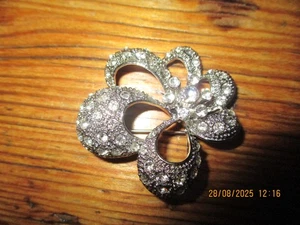 Brosche Silber Strassteine wie neu Blume 4 cm Durchmesser aus Nachlaß - Bild 1 von 3