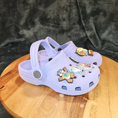 ZUECO CLÁSICO CROCS MORADO Talla C 10 BUC-EES y JIBBITZ CONGELADO  Foto 1 de 4