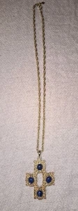 Collana con ciondolo croce Sarah Coventry Victoria blu finto lapislazzuli tono oro - Foto 1 di 6