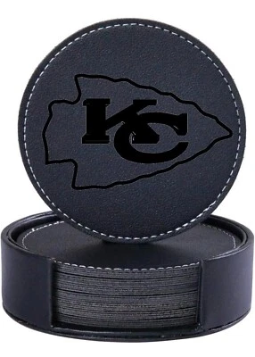 POSAVASOS DE CUERO NEGRO GRABADOS KC CHIEFS PERSONALIZADOS CON SOPORTE DE CUERO *JUEGO DE 6* Foto 1 de 2