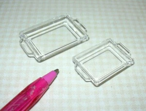Dos (2) bandejas modernas de plástico transparente en miniatura con asas, (LG & SM): CASA DE MUÑECAS 1:12 - Imagen 1 de 1