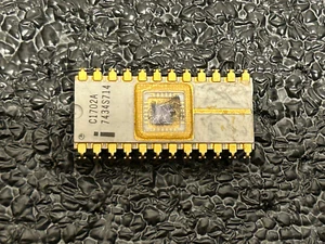 Vintage Intel C1702A EPROM IC CPU Chip Early 1970's White Ceramic & Gold Pins - Picture 1 of 7