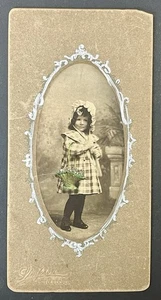 Antique 1890’s Young Girl In Bonnet W/ Basket Hand Colored Cabinet Card Photo - Foto 1 di 2