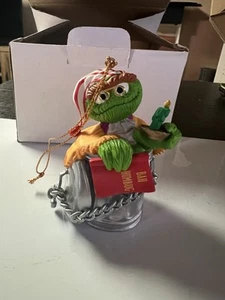 Grolier 1993 Navidad en Plaza Sésamo Oscar el Gruñón adorno con caja - Imagen 1 de 7