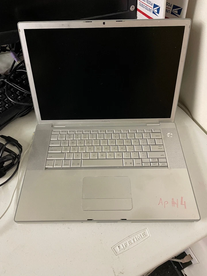 Apple MacBook Pro A1226 Intel Core 2 DuoT7700 2.4 GHz 2GB NO HDD AP#14 - Image 1 of 4