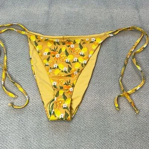 Parte inferior de bikini de natación Dippin Daisys talla mediana cuerda amarilla fruta limón - Imagen 1 de 7