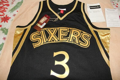 Camiseta Philadelphia 76ers Mitchell & Ness negra y dorada Allen Iverson grande para hombre Foto 1 de 4