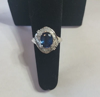 Anillo de diamantes con conjunto de canales de zafiro azul de 2,5 quilates sin tratamiento térmico de platino Foto 1 de 4
