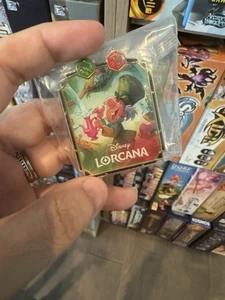 Disney Lorcana League Promo Pin Verrückter Hutmacher widerspenstig exzentrisch - Archazias Insel - Bild 1 von 2