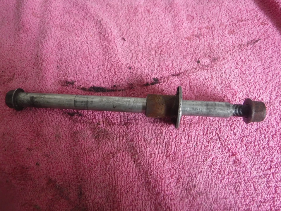 Suzuki GS400E 500? Husillo de rueda delantera con espaciador Foto 1 de 1