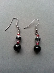 Pendientes colgantes hechos a mano de plata negra y cristal rojo - Imagen 1 de 1