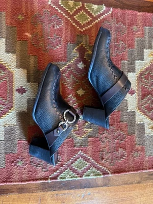 Mulas de tacón Brighton negro/marrón con hebillas plateadas talla 6 Foto 1 de 4