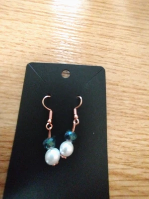 PENDIENTES HECHOS A MANO DE CRISTAL CHAPADO EN ORO Y PERLAS DE IMITACIÓN, CUELGAN/CAEN.MULTICOLOR. Foto 1 de 4