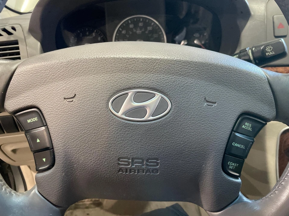 Airbag preto montado no volante do motorista Hyundai Sonata 2006 - 2008 - Imagem 1 de 1