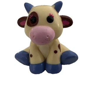 Disney Doc McStuffins MOO MOO LA MUCCA 2" Figura Fattoria Fienile Animale Giocattolo - Foto 1 di 7