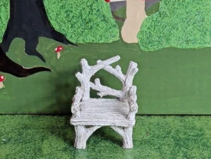 Miniatur Lagerfeuerstuhl Holzimitat Zweige für Fee oder Wichtel Garten NEU - Bild 1 von 6