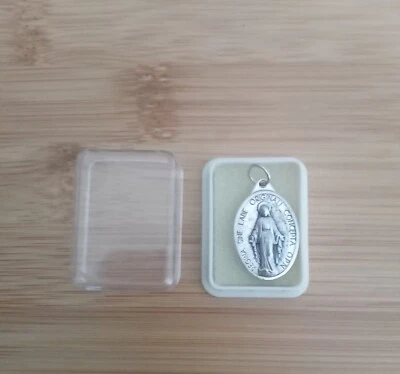 CIONDOLO ARGENTATO IN METALLO RAFFIGURANTE LA MADONNA - Immagine 1 di 2