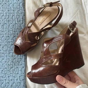 PRADA braun Leder Keilabsatz Gr. 37,5 offene Zehenpartie Freizeit Knöchelriemen - Bild 1 von 10