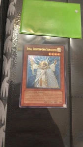 Yu-Gi-Oh Lyla, Lightsworn Sorceress - Ultimate - Ilimitado - Casi nuevo - LODT-EN019 - Imagen 1 de 2