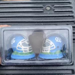NCAA Carolina del Norte, Tacones Alquitrán Casco de Fútbol Americano Sal y Pimienta Agitador Set - Imagen 1 de 3