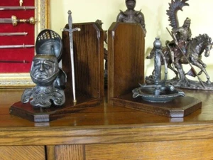 THE BIG BOOK Rests With HEAD KNIGHT AND ashtrays (AG53/5) - Picture 1 of 3