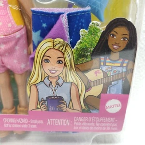 Mattel Barbie Chelsea 6" bambola bionda campeggio playset sacco a pelo *SCATOLA DANNEGGIATA* - Foto 1 di 7