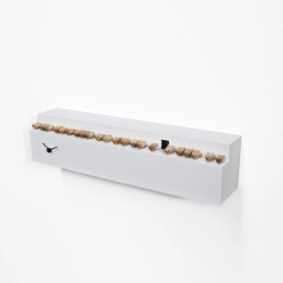 Progetti Orologio da parete a cucù di design "Fatti + in là"  Legno   Bianco - Immagine 1 di 1