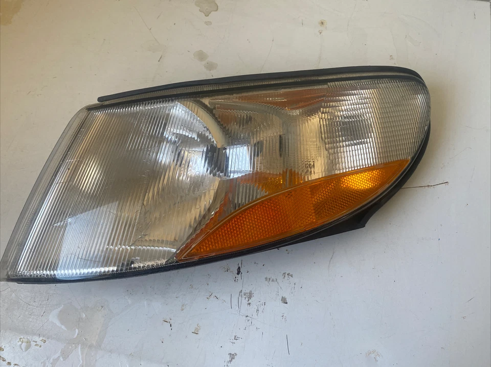 Luz de esquina intermitente SAAB 9-3 1998-03 lado del conductor (izquierda) marca OEM VALEO Foto 1 de 4